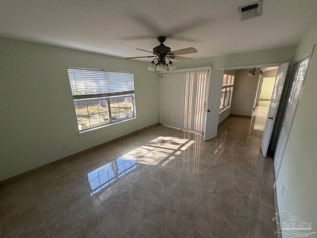 Building Photo - 10 Arapaho Dr