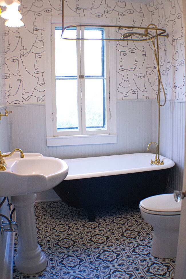 Building Photo - 5 Albany Ave