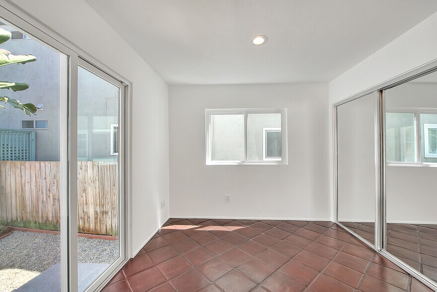 Building Photo - 310 Bayview Dr