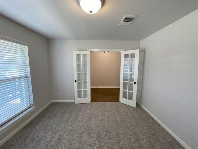 Building Photo - 413 Irish Ln