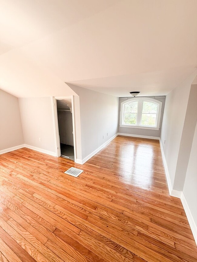 Building Photo - Newly Renovated 3 Bed/ 1.5 Bath With Hardwood Flooring!