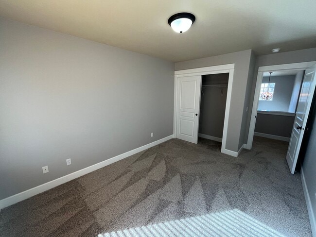 Building Photo - Beautiful and Spacious 4 Bed/2.5 Bath Home in NW Bend