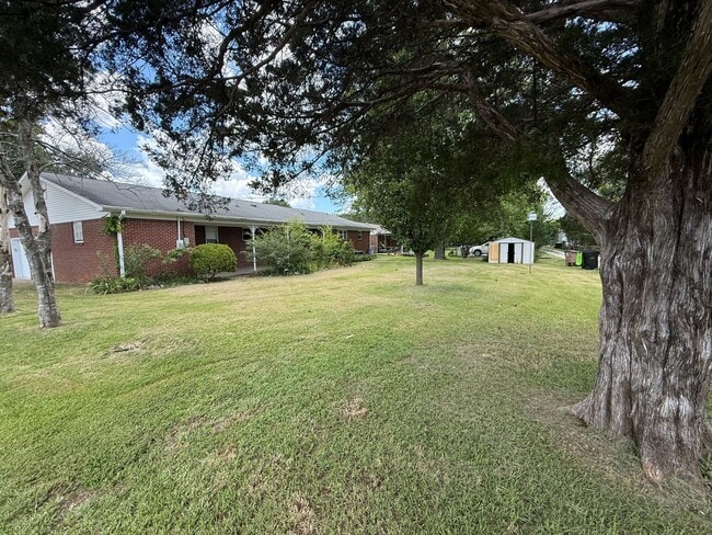 Building Photo - ~Beautiful, Well-Manicured Neighborhood~  ...