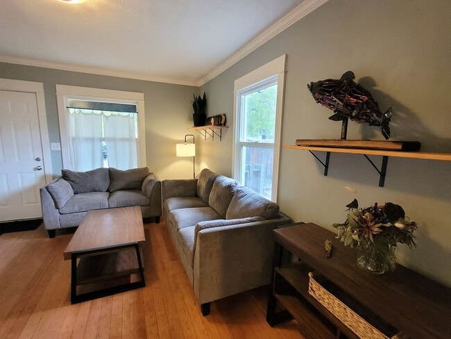 Building Photo - Charming Bungalow In the Heart of Downtown, Furnished 2 Bedroom/1 Bath.