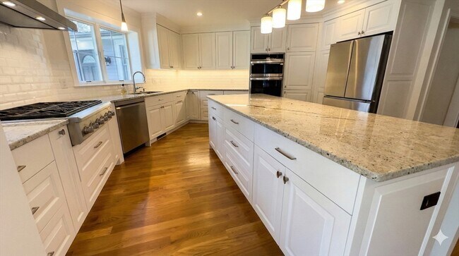 Building Photo - 150 Country Club Rd