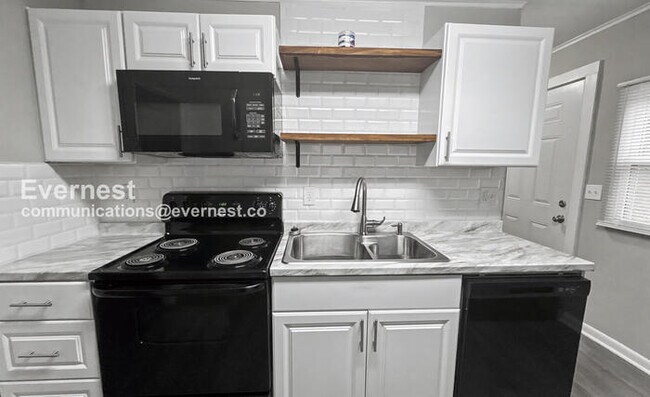 Building Photo - 2 Bed, 1 Bath Home with Fenced Yard / Available Now!