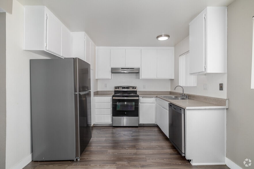 2BR, 2BA - 1,000SF - Kitchen - 910 Enterprise Ave.