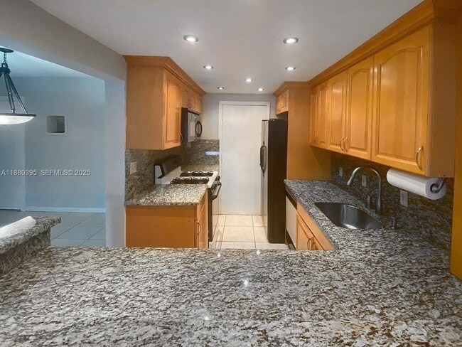 Building Photo - 6886 N Kendall Dr