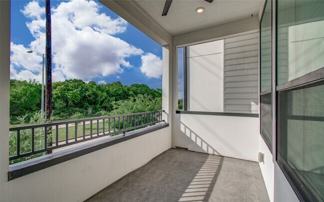 Building Photo - 2818 Grand Fountains Dr