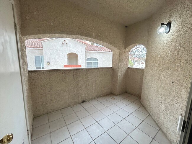 Building Photo - 2-Bedroom 2-Bathroom in Gated Community!