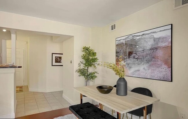Building Photo - Amazing 1 Bedroom 1 Bathroom Condo With Su...