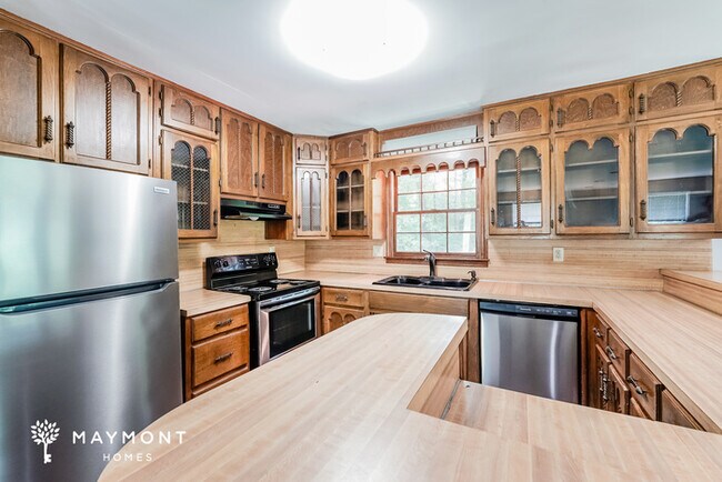 Building Photo - Inviting Three-Bedroom Home