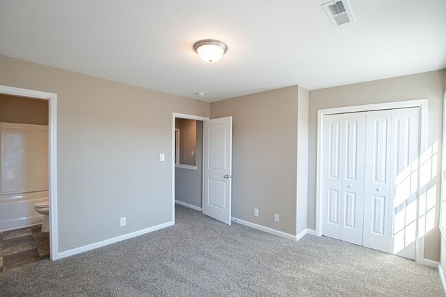 Building Photo - Like New Two Bedroom!