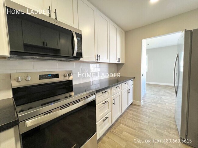 Building Photo - 415 S Lesueur-