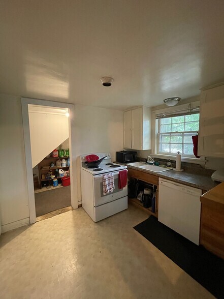 Building Photo - 940 NE Maple St