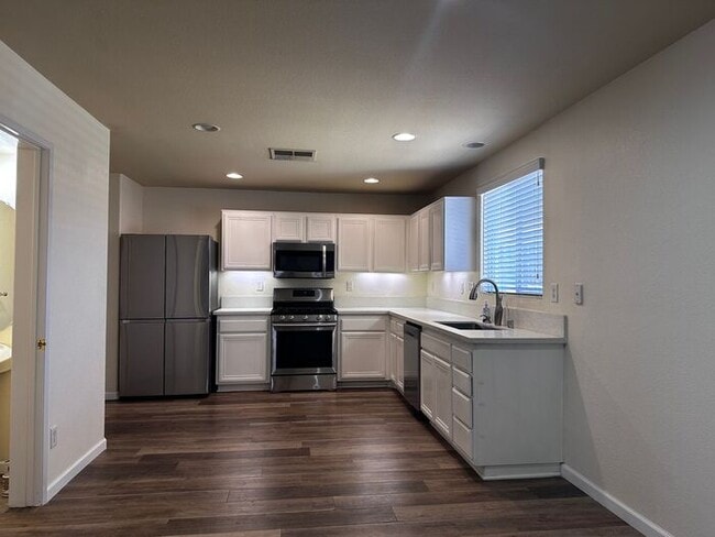 Building Photo - Nestled in a Quiet Community Of Palmdale