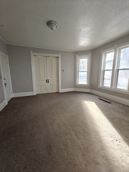 Living room - 218 E Rose St