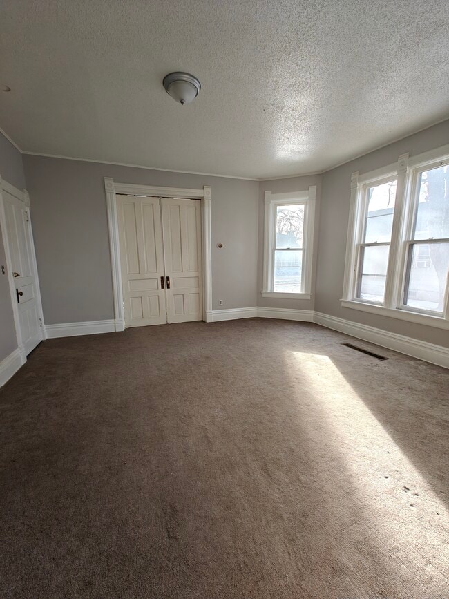 Building Photo - 218 E Rose St