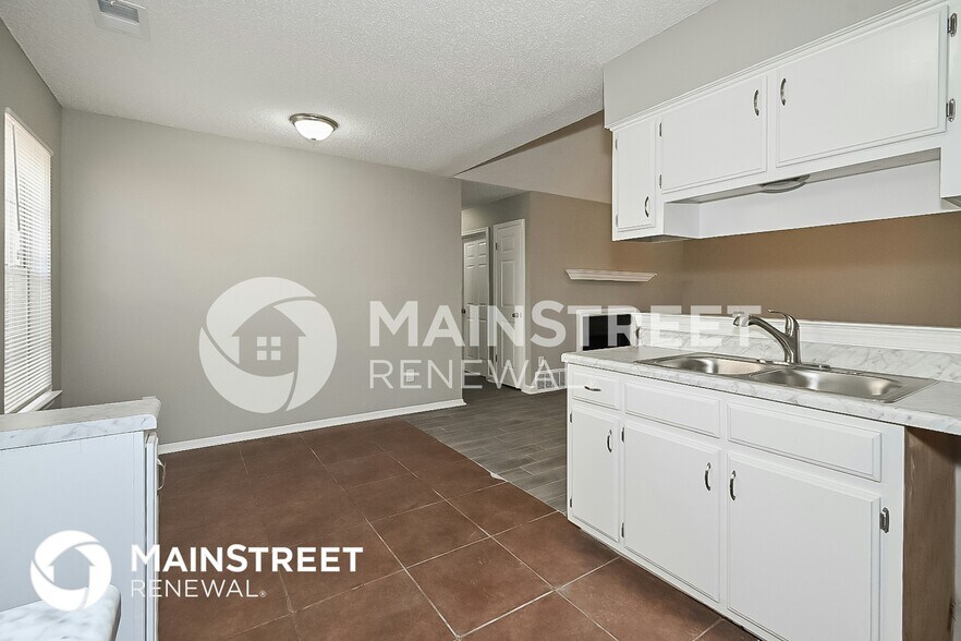 Building Photo - 4568 Summer Creek N