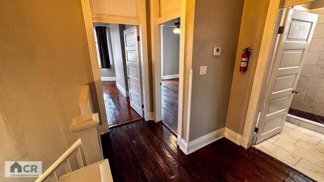 Building Photo - SPACIOUS 5Bed/3Bath right off Broadway!