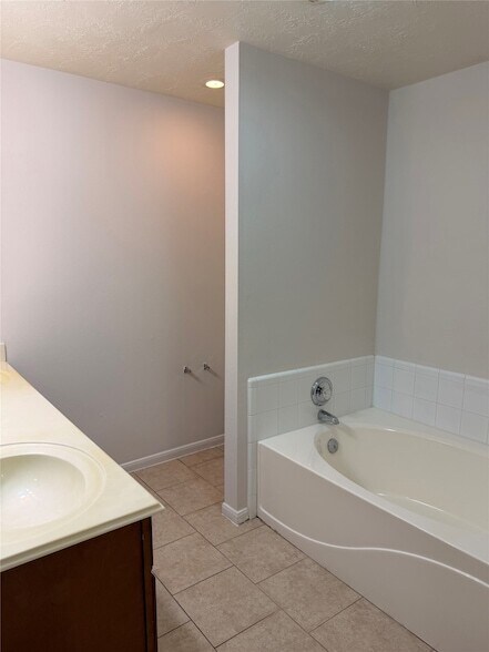 Building Photo - 4817 Falcon Forest Dr