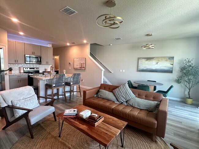 Building Photo - 5689 Mentmore Dr