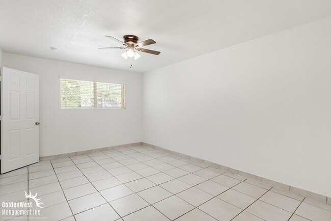 Building Photo - Single Level Spacious 2Bdm 1Ba Apartment i...