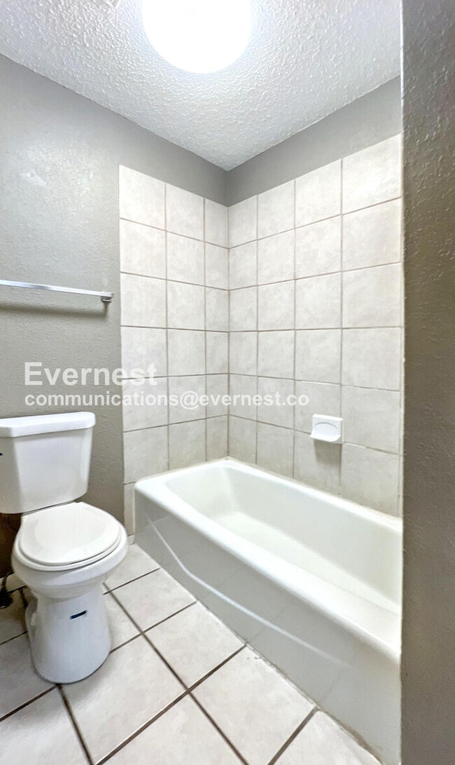 Building Photo - 4 Bed, 2 Bath Home with Garage / Pet-Frien...