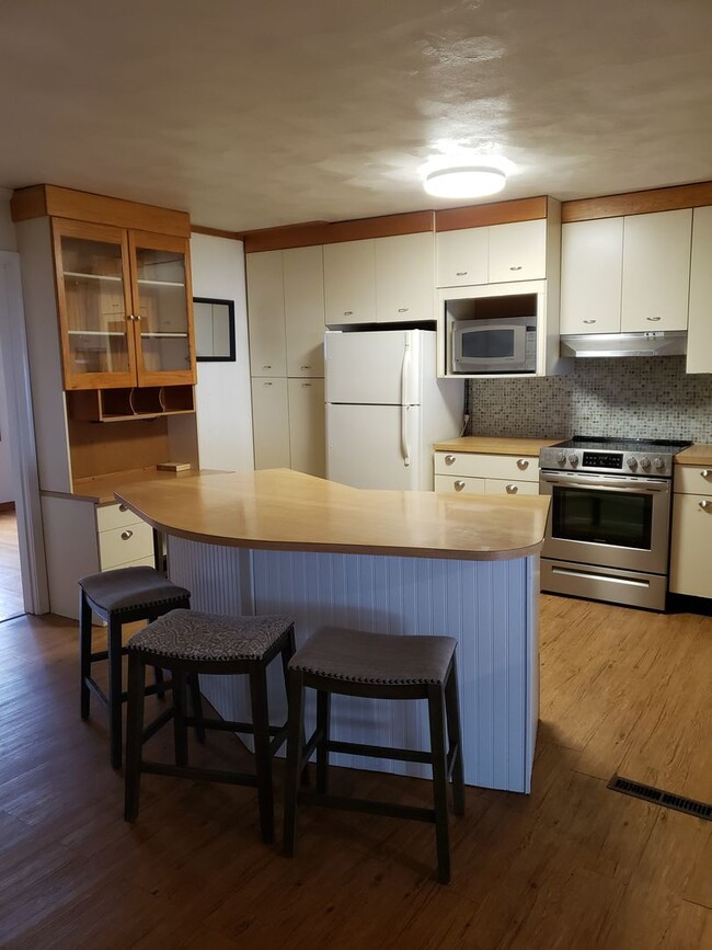Building Photo - 3 Bedroom 2 Bath Home in Point Harbor Avai...