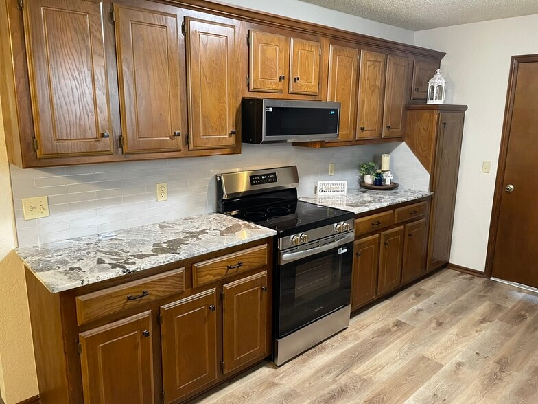New Stove and Built-In Microwave - 505 Ramsey St