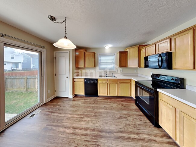 Building Photo - 490 Hemhill Dr