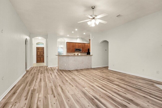Building Photo - 12822 Lakeshore Dr