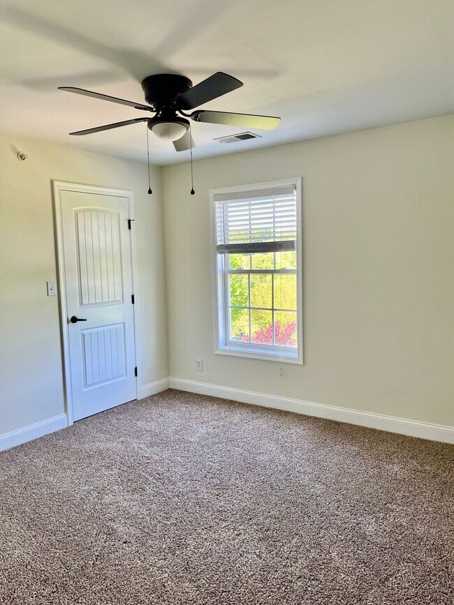 Building Photo - 3 bedroom, 2 bath condo with balcony, new floors, and new paint.