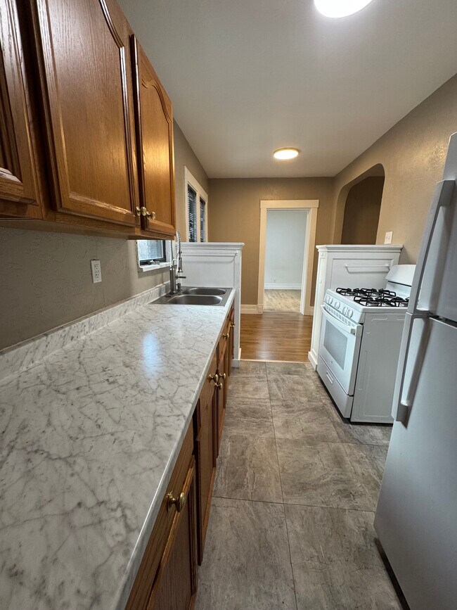 Building Photo - 2816 Broadway Ave