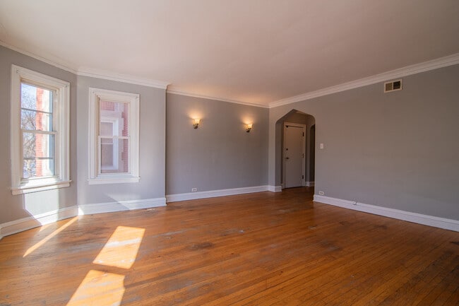 Building Photo - 7841 S Kingston Ave