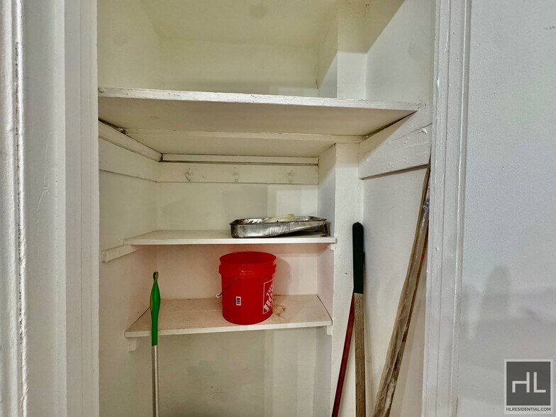 Building Photo - 79 STREET Stunning 2 bedroom close to all