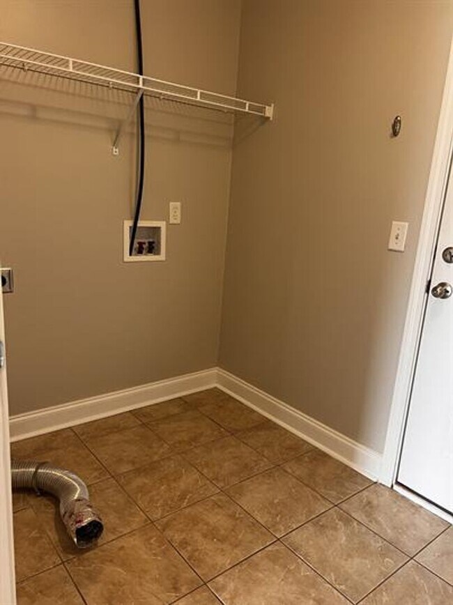 Building Photo - 4 bedroom beautiful home available August 14!!