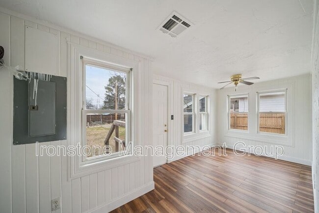 Building Photo - 2119 W 40th St