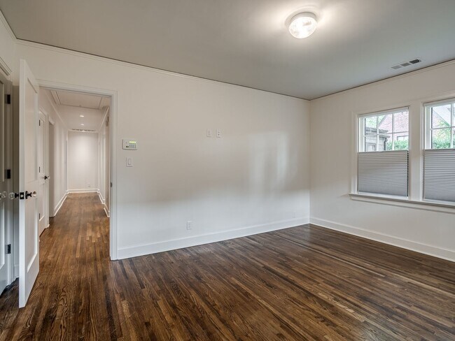 Building Photo - Luxury Living in the Heart of Tulsa