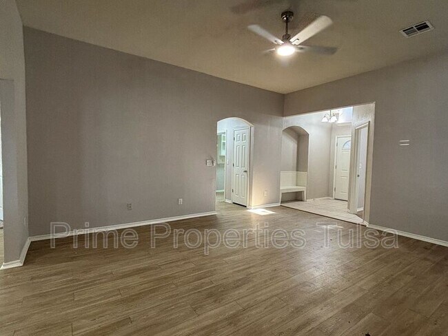 Building Photo - 10333 E 112th St S