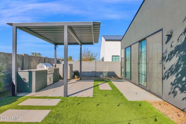 Building Photo - 8430 S 10th Ln