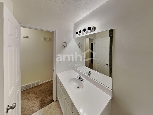 Building Photo - 1454 Fowler Ave