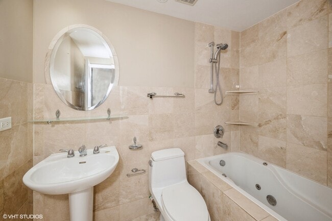 Building Photo - 829 Pinehurst Ln