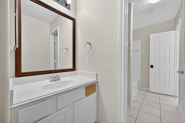 Building Photo - 6927 Great Oaks Shadow Dr