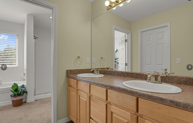 Building Photo - Long Realty & Property Management - Well Maintained 4 Bedroom Home in East Aurora