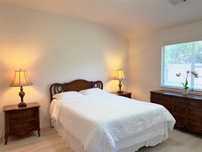 Building Photo - 6351 Applewood Forest Dr