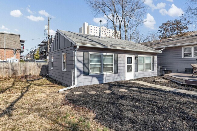 Building Photo - New Renovated Two Bed One Bath Home!!!