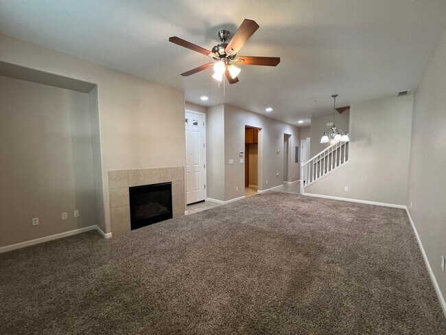Building Photo - 3 Bd, 2.5 Ba Condo in Elk Grove