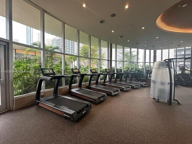 Building Photo - 700 NE 24th St