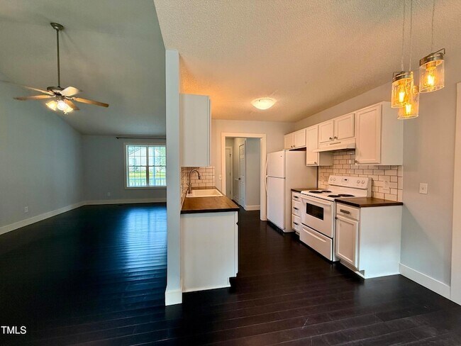 Building Photo - 1000 Meadowgreen Dr